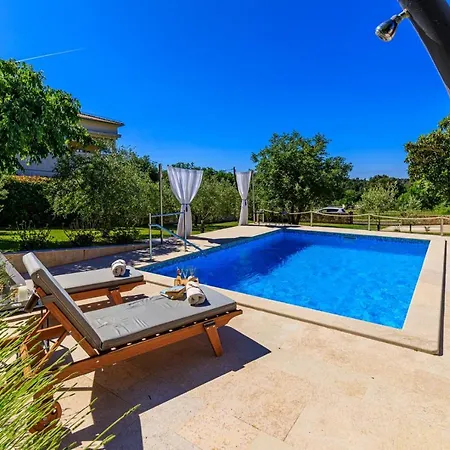 Morena Villa *