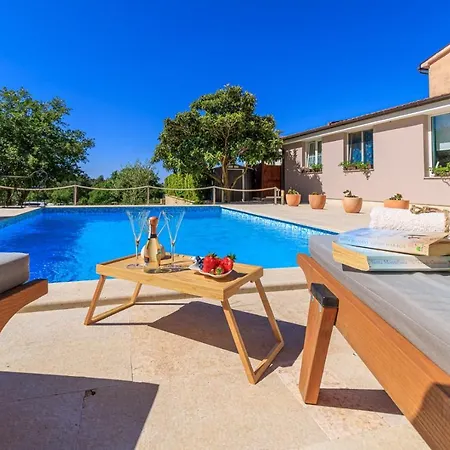 Morena Villa Pula